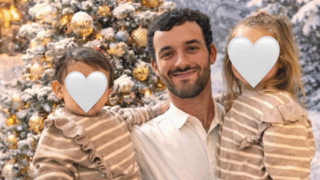 L'Eric, de 25 anys, veí de La Garriga, amb les seves dues filles aquest passat Nadal.