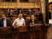 El ple de Barcelona aprova prioritzar l’ús “habitual i permanent” de l’habitatge i regular els lloguers de temporada