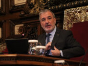 El ple de Barcelona aprova prioritzar l’ús “habitual i permanent” de l’habitatge i regular els lloguers de temporada
