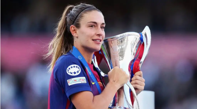 Alexia Putellas aixeca el trofeu de la Champions League femenina. Foto: @alexiaputellas