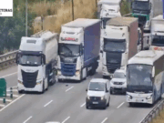 VÍDEO | Caos a l’AP-7: retencions de 4 km a Santa Perpètua de Mogoda després d’un enfrontament entre camions