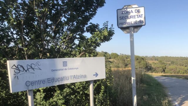 Rètol que indica la proximitat del centre de justícia juvenil L'Alzina, a Palau-solità i Plegamans CRÒNICA GLOBAL