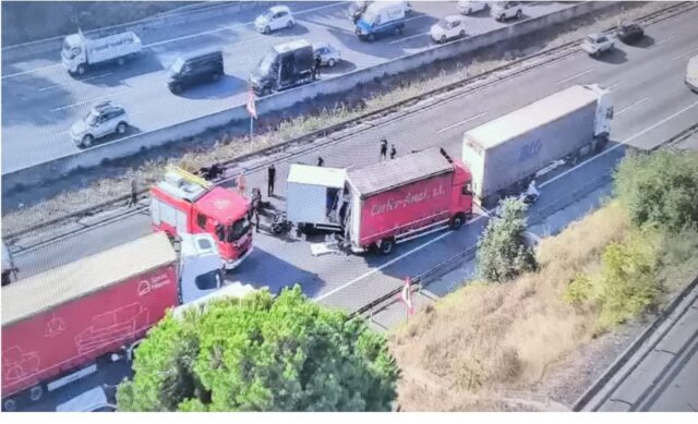 Tallada l'AP-7 a Santa Perpètua de Mogoda en sentit Tarragona per un accident entre diversos vehicles