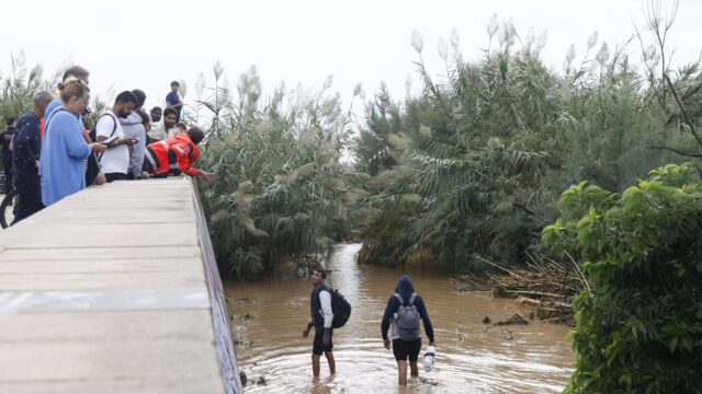 El riu Besòs supera els 900 metres cúbics de cabal amb risc de greus inundacions. EFE / Quique García